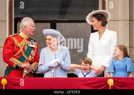 Foto del file datata 2/6/2022 della Regina Elisabetta II, del Principe di Galles, del Principe Luigi, della Duchessa di Cambridge e della Principessa Charlotte sul balcone di Buckingham Palace dopo la cerimonia di Trooping the Colour alla Horse Guards Parade, nel centro di Londra, mentre la Regina celebrava il suo compleanno ufficiale, Il primo giorno delle celebrazioni del Giubileo del platino. La regina morì pacificamente a Balmoral questo pomeriggio, Buckingham Palace ha annunciato. Data di emissione: Giovedì 8 settembre 2022. Foto Stock