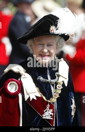 Foto del file datata 14/06/2004 della Regina Elisabetta II che cammina per i terreni del Castello di Windsor, Berkshire, sulla sua strada per la cerimonia annuale dell'Ordine del Garter. La regina morì pacificamente a Balmoral questo pomeriggio, Buckingham Palace ha annunciato. Data di emissione: Giovedì 8 settembre 2022. Foto Stock