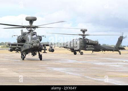 Army Air Corps Apache AH1 attacca elicotteri tassisti per parcheggiare nel campo aereo di Wattisham. Foto Stock