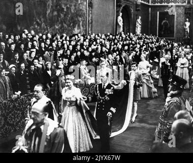 Foto del file datata 04/11/1952 della Regina Elisabetta II, accompagnata dal Duca di Edimburgo, che apre il Parlamento per la prima volta nel suo regno. La regina morì pacificamente a Balmoral questo pomeriggio, Buckingham Palace ha annunciato. Data di emissione: Giovedì 8 settembre 2022. Foto Stock