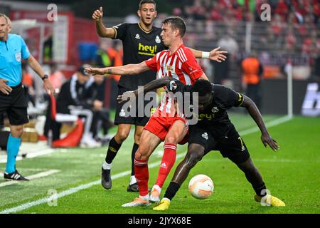 Janik Haberer di Berlino e Victor Boniface di Union combattono per la palla durante una partita tra il FC Union Berlin e la squadra di calcio belga Royale Union Saint-Gilloise, giovedì 08 settembre 2022 a Berlino, la prima partita su sei nella fase di gruppo del concorso UEFA Europa League. FOTO DI BELGA LAURIE DIEFFEMBACQ Foto Stock