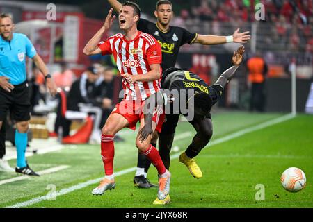 Janik Haberer di Berlino e Victor Boniface di Union combattono per la palla durante una partita tra il FC Union Berlin e la squadra di calcio belga Royale Union Saint-Gilloise, giovedì 08 settembre 2022 a Berlino, la prima partita su sei nella fase di gruppo del concorso UEFA Europa League. FOTO DI BELGA LAURIE DIEFFEMBACQ Foto Stock