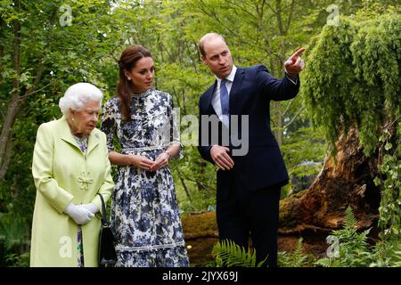 Non esclusiva: La regina britannica Elisabetta e William, il Duca di Cambridge, sono date un tour da Catherine, (noto come Kate), la duchessa di Cambridge, Foto Stock