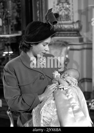 Foto del file datata 15/12/1948 della principessa Elisabetta (successivamente Regina Elisabetta II) che tiene suo figlio Principe Carlo dopo la sua cerimonia di battesimo a Buckingham Palace. La regina morì pacificamente a Balmoral questo pomeriggio, Buckingham Palace ha annunciato. Data di emissione: Giovedì 8 settembre 2022. Foto Stock