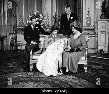 Foto del file datata 15/12/1948 del Principe Carlo dopo il suo battesimo in una cerimonia a Buckingham Palace, (da sinistra a destra) Re Giorgio VI, Principessa Elisabetta (successivamente Regina Elisabetta II), la Regina Madre e (in piedi) il Duca di Edimburgo. La regina morì pacificamente a Balmoral questo pomeriggio, Buckingham Palace ha annunciato. Data di emissione: Giovedì 8 settembre 2022. Foto Stock