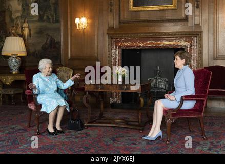 Foto del file datata 29/06/2021 della Regina Elisabetta II che riceve il primo Ministro della Scozia Nicola Sturgeon durante un'udienza al Palazzo di Holyroodhouse di Edimburgo, come parte del suo tradizionale viaggio in Scozia per la settimana Holyrood. La regina morì pacificamente a Balmoral questo pomeriggio, Buckingham Palace ha annunciato. Data di emissione: Giovedì 8 settembre 2022. Foto Stock