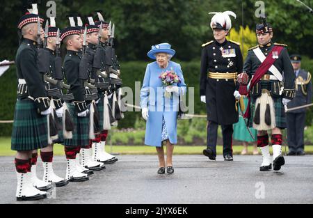 Foto del fascicolo datata 28/06/2021 della Regina Elisabetta II, Accompagnato dal Duca di Cambridge (invisto), conosciuto come Conte di Strathearn in Scozia, partecipò alla cerimonia delle chiavi sul piazzale del Palazzo di Holyroodhouse a Edimburgo, come parte del suo tradizionale viaggio in Scozia per la settimana di Holyrood. La regina morì pacificamente a Balmoral questo pomeriggio, Buckingham Palace ha annunciato. Data di emissione: Giovedì 8 settembre 2022. Foto Stock