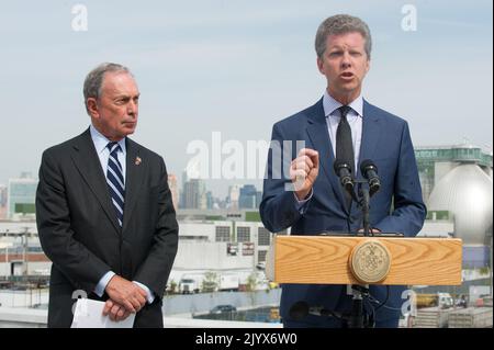 Shaun Donovan a Brooklyn, New York per la sua apparizione, con il sindaco di New York Michael Bloomberg, alla conferenza stampa sul comunicato ufficiale, da parte della Task Force Hurricane Sandy Rebuilding, presieduta da Donovan, del rapporto sulla strategia di ricostruzione a lungo termine. Foto Stock
