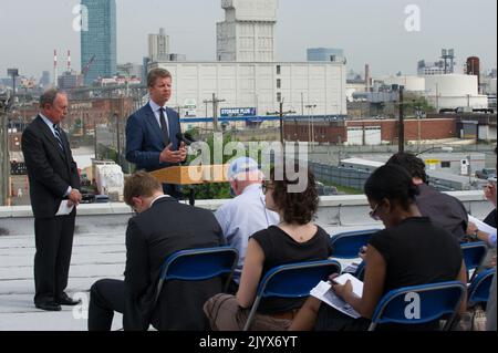 Shaun Donovan a Brooklyn, New York per la sua apparizione, con il sindaco di New York Michael Bloomberg, alla conferenza stampa sul comunicato ufficiale, da parte della Task Force Hurricane Sandy Rebuilding, presieduta da Donovan, del rapporto sulla strategia di ricostruzione a lungo termine. Foto Stock