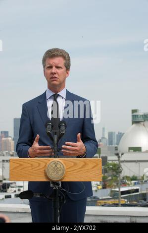 Shaun Donovan a Brooklyn, New York per la sua apparizione, con il sindaco di New York Michael Bloomberg, alla conferenza stampa sul comunicato ufficiale, da parte della Task Force Hurricane Sandy Rebuilding, presieduta da Donovan, del rapporto sulla strategia di ricostruzione a lungo termine. Foto Stock
