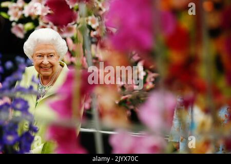 Non esclusiva: La regina britannica Elisabetta e William, il Duca di Cambridge, sono date un tour da Catherine, (noto come Kate), la duchessa di Cambridge, Foto Stock