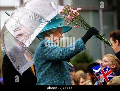 Foto del file datata 24/05/2002 della Regina Elisabetta II durante una visita agli edifici comunali di Stirling. La regina morì pacificamente a Balmoral questo pomeriggio, Buckingham Palace ha annunciato. Data di emissione: Giovedì 8 settembre 2022. Foto Stock