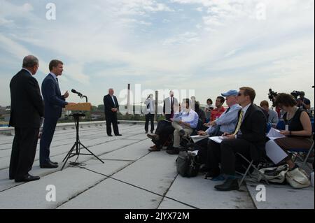 Shaun Donovan a Brooklyn, New York per la sua apparizione, con il sindaco di New York Michael Bloomberg, alla conferenza stampa sul comunicato ufficiale, da parte della Task Force Hurricane Sandy Rebuilding, presieduta da Donovan, del rapporto sulla strategia di ricostruzione a lungo termine. Foto Stock
