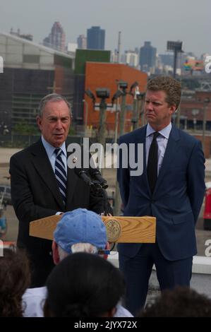 Shaun Donovan a Brooklyn, New York per la sua apparizione, con il sindaco di New York Michael Bloomberg, alla conferenza stampa sul comunicato ufficiale, da parte della Task Force Hurricane Sandy Rebuilding, presieduta da Donovan, del rapporto sulla strategia di ricostruzione a lungo termine. Foto Stock
