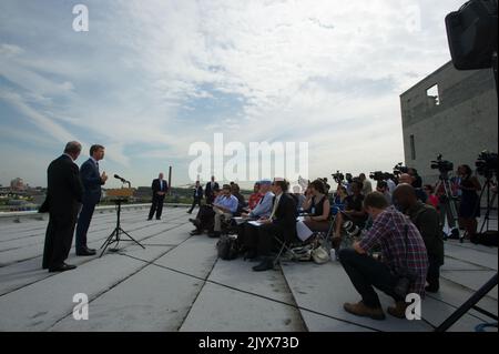 Shaun Donovan a Brooklyn, New York per la sua apparizione, con il sindaco di New York Michael Bloomberg, alla conferenza stampa sul comunicato ufficiale, da parte della Task Force Hurricane Sandy Rebuilding, presieduta da Donovan, del rapporto sulla strategia di ricostruzione a lungo termine. Foto Stock