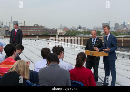 Shaun Donovan a Brooklyn, New York per la sua apparizione, con il sindaco di New York Michael Bloomberg, alla conferenza stampa sul comunicato ufficiale, da parte della Task Force Hurricane Sandy Rebuilding, presieduta da Donovan, del rapporto sulla strategia di ricostruzione a lungo termine. Foto Stock