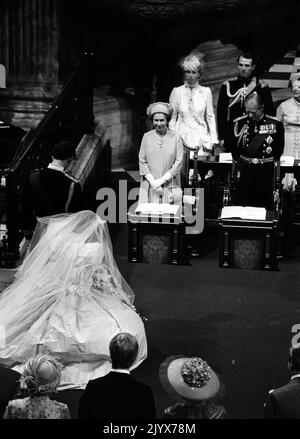 Foto del file datata 29/07/1981 della Regina Elisabetta II (centro) alla cerimonia nuziale del Principe di Galles e della Signora Diana Spencer nella Cattedrale di San Paolo. La regina morì pacificamente a Balmoral questo pomeriggio, Buckingham Palace ha annunciato. Data di emissione: Giovedì 8 settembre 2022. Foto Stock