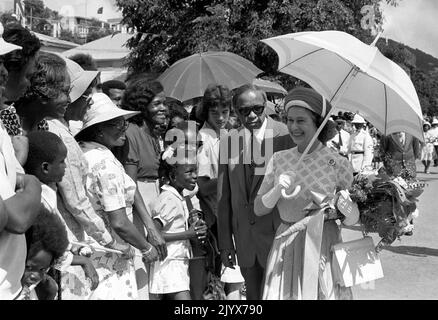 Foto del file datata 28/10/1977 della Regina Elisabetta II con abitanti locali a Tortola quando lei e il Duca di Edimburgo visitarono le Isole Vergini Britanniche come parte del tour del Giubileo d'Argento delle Indie Occidentali. La regina morì pacificamente a Balmoral questo pomeriggio, Buckingham Palace ha annunciato. Data di emissione: Giovedì 8 settembre 2022. Foto Stock