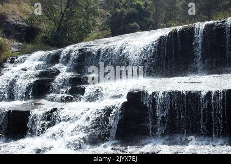 cascata in kodanadu tamilnadu. L'acqua cade nella cascata nascosta in kodanadu Foto Stock