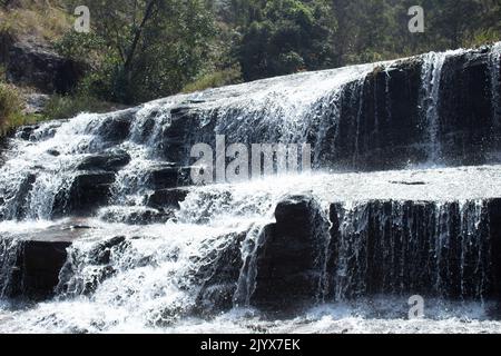 cascata in kodanadu tamilnadu. L'acqua cade nella cascata nascosta in kodanadu Foto Stock