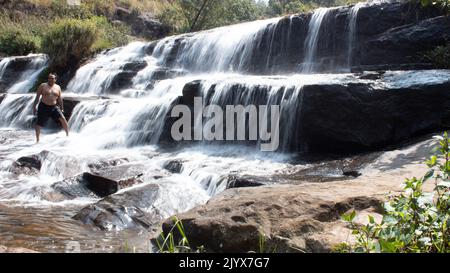 cascata in kodanadu tamilnadu. L'acqua cade nella cascata nascosta in kodanadu Foto Stock