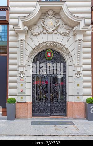 Budapest, Ungheria - 31 luglio 2022: Ingresso all'Ambasciata della Repubblica di Lituania in Fashion Street nel centro della capitale. Foto Stock