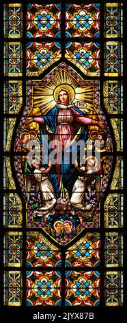 Vetrata raffigurante l'Assunzione della Vergine Maria. Chiesa monumentale di Bratislava, Slovacchia. Foto Stock