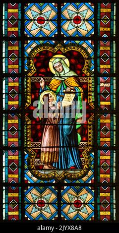 Vetrata raffigurante Sant'Anna insegnando a sua figlia, la Vergine Maria. Chiesa monumentale di Bratislava, Slovacchia. Foto Stock