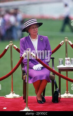 **FOTO DEL FILE** la regina Elisabetta II è scomparsa. La regina Elisabetta II di Gran Bretagna ascolta il presidente degli Stati Uniti George H.W. Bush la dà il benvenuto per una visita di Stato sul prato meridionale della Casa Bianca a Washington, DC il 14 maggio 1991. Credito: Arnie Sachs/CNP /MediaPunch Foto Stock