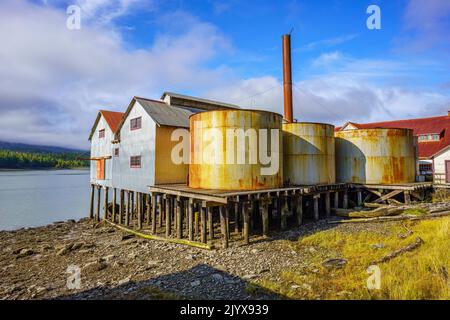 I serbatoi di stoccaggio in corrispondenza del Pacifico Nord Cannery National Historic Site vicino a Port Edward, BC Foto Stock