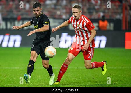 Dante Vanzeir di Union e Paul Jaeckel di Berlino combattono per la palla durante una partita tra il FC Union Berlin e la squadra di calcio belga Royale Union Saint-Gilloise, giovedì 08 settembre 2022 a Berlino, la prima partita su sei nella fase di gruppo del concorso UEFA Europa League. FOTO DI BELGA LAURIE DIEFFEMBACQ Foto Stock