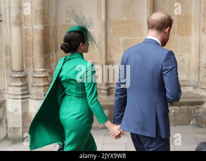 Foto del file datata 9/3/2020 del Duca e della Duchessa di Sussex in arrivo al Commonwealth Service a Westminster Abbey, Londra, il giorno del Commonwealth per il loro impegno ufficiale finale prima che abbandonino la vita reale. Data di emissione: Giovedì 8 settembre 2022. Il Duca e la Duchessa di Sussex hanno immerso la famiglia reale in uno dei periodi più impegnativi della storia reale moderna durante gli ultimi anni del regno della regina, ma un ritorno nel Regno Unito per il funerale potrebbe offrire a Harry la possibilità di riunirsi con la sua famiglia in mezzo al loro Dolore e dolore condivisi per la perdita della Regina. Foto Stock