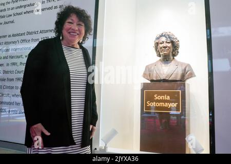 New York, Stati Uniti. 08th Set, 2022. Corte Suprema associato Giustizia Sonia Sotomayor si pone per una foto accanto a un busto di bronzo di se stessa dopo che è stato svelato al Bronx Terminal Market, Giovedi, 8 settembre 2022, a New York. (Foto di Bebeto Matthews/Pool/Sipa USA) Credit: Sipa USA/Alamy Live News Foto Stock