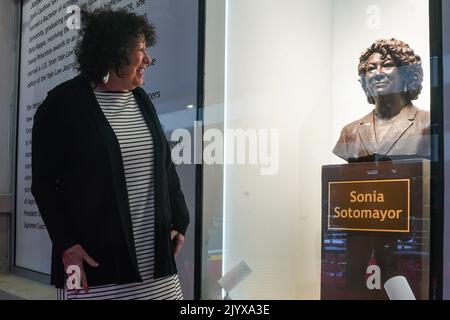 New York, Stati Uniti. 08th Set, 2022. La Corte Suprema associate Justice Sonia Sotomayor guarda a un busto di bronzo di se stessa dopo che è stato svelato al Bronx Terminal Market, Giovedi, 8 settembre 2022, a New York. (Foto di Bebeto Matthews/Pool/Sipa USA) Credit: Sipa USA/Alamy Live News Foto Stock