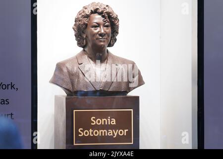 New York, Stati Uniti. 08th Set, 2022. Un busto di bronzo della Corte Suprema associate Justice Sonia Sotomayor è esposto dopo una cerimonia di inaugurazione al Bronx Terminal Market, giovedì 8 settembre 2022, a New York. (Foto di Bebeto Matthews/Pool/Sipa USA) Credit: Sipa USA/Alamy Live News Foto Stock