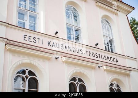 Tallinn, Estonia - 4 settembre 2022: Edificio della Camera di Commercio e dell'industria estone (Eesti Kaubardus-Tööstuskoda) nella città vecchia. Foto Stock