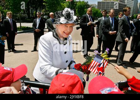 **FOTO DEL FILE** la regina Elisabetta II è scomparsa. WASHINGTON - 07 MAGGIO: (AFP OUT) sua Maestà la Regina Elisabetta II saluta gli scolari mentre cammina dalla Casa Bianca a Blair House lungo Pennsylvania Avenue 7 maggio 2007 a Washington, DC. Questa è la quinta visita ufficiale della regina negli Stati Uniti in cinquant'anni. (Foto di chip Somodevilla/Getty Images) *** Didattica locale *** George W. Bush/ MediaPunch Foto Stock