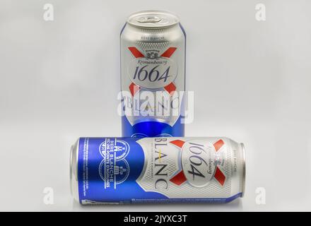 Kiev, Ucraina - 26 giugno 2021: Sparatutto in studio di Kronenbourg Blanc 1664 birra di grano con lattine di agrumi primo piano sul bianco. La società è di proprietà della Carlsb Foto Stock