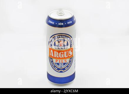 Corfù, Grecia - 02 agosto 2021: Sparo studio di Argus Ermis birra può closeup sul bianco. E' una birra di marca propria del supermercato Lidl. Foto Stock