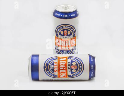 Corfù, Grecia - 02 agosto 2021: Sparo studio di Argus Ermis lattine di birra primo piano su bianco. E' una birra di marca propria del supermercato Lidl. Foto Stock