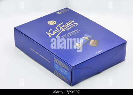 Corfù, Grecia - 15 agosto 2021: Karl Fazer tradizionale cioccolato al latte closeup su bianco. Fazer è una delle più grandi aziende alimentari finlandesi Foto Stock