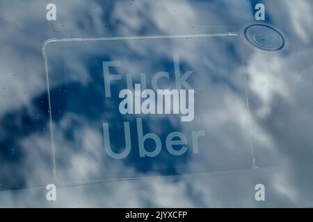 Bruxelles, Belgio. 08th Set, 2022. I sindacati europei dei tassisti bloccano le strade con le loro auto durante una protesta contro Uber a Bruxelles, in Belgio, il 8 settembre 2022. Credit: ALEXANDROS MICHAILIDIS/Alamy Live News Foto Stock