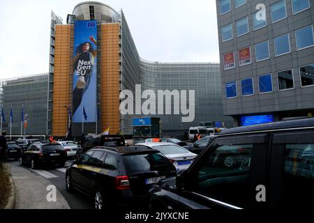 Bruxelles, Belgio. 08th Set, 2022. I sindacati europei dei tassisti bloccano le strade con le loro auto durante una protesta contro Uber a Bruxelles, in Belgio, il 8 settembre 2022. Credit: ALEXANDROS MICHAILIDIS/Alamy Live News Foto Stock