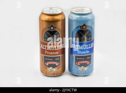 Kiev, Ucraina - 23 febbraio 2022: Poltava Altmuller Premium e canne di birra Blanche le lattine di birra tedesche si accoppino al bacground bianco. Foto Stock