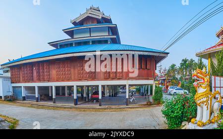 Panorama del palafitte edificio in legno del Tempio di Wat Pa Kham con tetto in pyathat e parcheggio auto al piano terra, Pai, Thailandia Foto Stock