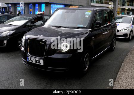 Bruxelles, Belgio. 08th Set, 2022. I sindacati europei dei tassisti bloccano le strade con le loro auto durante una protesta contro Uber a Bruxelles, in Belgio, il 8 settembre 2022. Credit: ALEXANDROS MICHAILIDIS/Alamy Live News Foto Stock