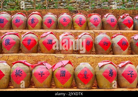 BAN RAK THAI, THAILANDIA - 6 MAGGIO 2019: Personaggi cinesi su vasi di argilla per la fermentazione del vino nella località di Lee Wine Ruk Thai, famosa per il suo ananas, plu Foto Stock