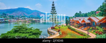 Panorama delle montagne, piccole case di legno e Mae SA-Nga Lago con alto Norfolk Island Pine sul terrapieno, Ban Rak Thai Yunnan villaggio del tè, Thail Foto Stock