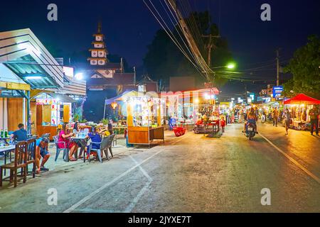 PAI, THAILANDIA - 6 MAGGIO 2019: Le bancarelle e terrazze ristorante all'aperto sul mercato notturno, che si estende lungo la strada pedonale, il 6 maggio a Pai Foto Stock