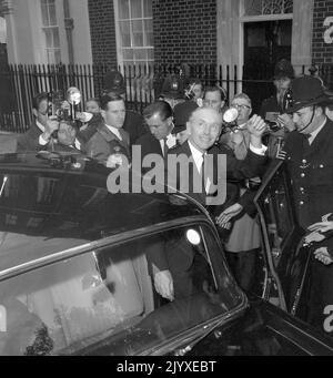 Foto del file datata 19/10/1963 di Lord Home che sventolava alla folla mentre fotografi stampa si aggirano intorno a lui quando lascia No 10 Downing Street, Londra, Per Buckingham Palace, dove fu ricevuto dalla Regina in udienza e 'baciò le mani' per la sua nomina a primo Ministro a seguito delle dimissioni di Harold Macmillan come primo Ministro a causa della malattia. Il regno della Regina ha abbracciato molti governi britannici sotto 14 primi ministri e decine di altri nel Commonwealth. Ha ricevuto le riunioni settimanali dal primo ministro del giorno e dozzine dei documenti di governo hanno passato attraverso la sua scrivania ogni settimana per Foto Stock